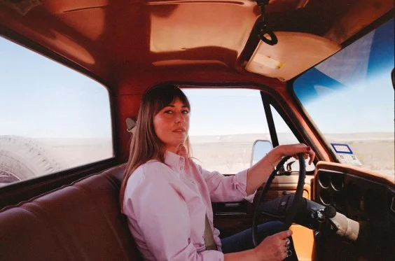 Jess Williamson Reflects on Nostalgia and Escape in "Tracking The Tropics"