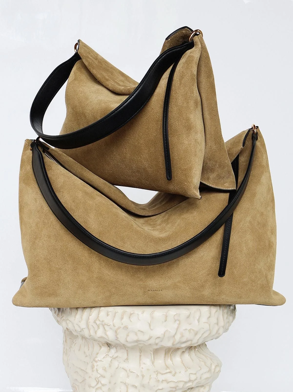 Essential Guide to Choosing the Perfect Travel Tote for Your Adventures